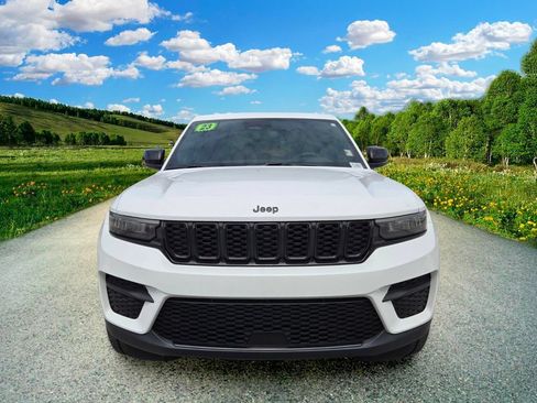 Used 2023 Jeep Grand Cherokee Altitude AWD/4WD image 8