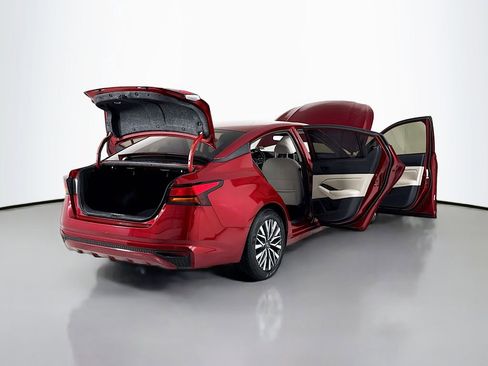 Used 2025 Nissan Altima 2.5 SV FWD image 19
