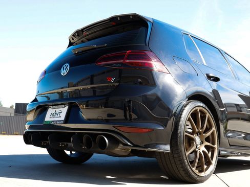Used 2017 Volkswagen Golf R 4-Door image 32