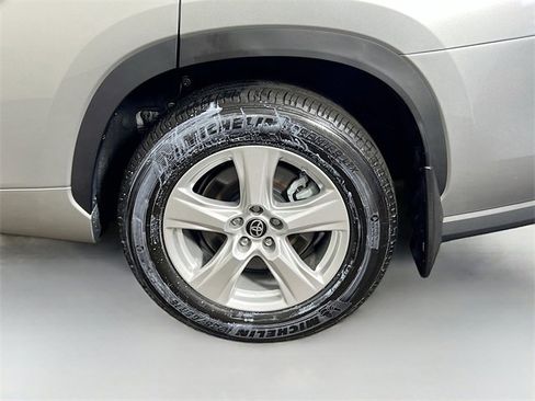 Used 2024 Toyota Highlander LE image 26