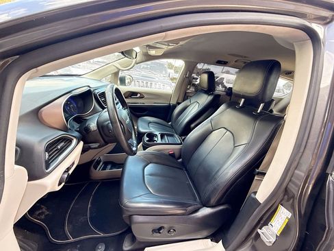 Used 2021 Chrysler Voyager Lxi image 21