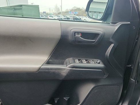 Used 2019 Toyota Tacoma SR image 18