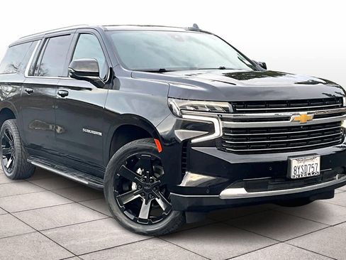 Used 2022 Chevrolet Suburban LT w/ Luxury Package image 2