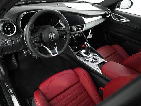 New 2025 Alfa Romeo Giulia Veloce w/ Veloce Package Rwd image 26