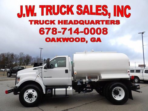 Used 2023 Ford F750 2WD Regular Cab Super Duty image 2