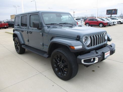 Used 2025 Jeep Wrangler Unlimited Sahara AWD/4WD image 9