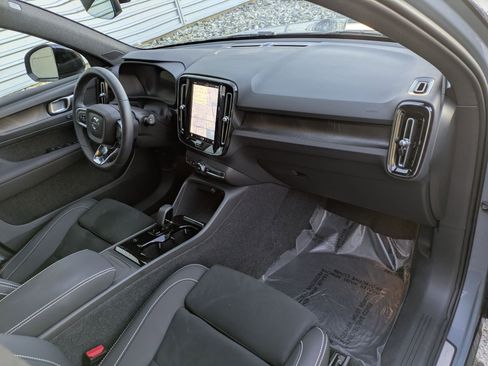 Certified 2023 Volvo XC40 Recharge Plus image 32