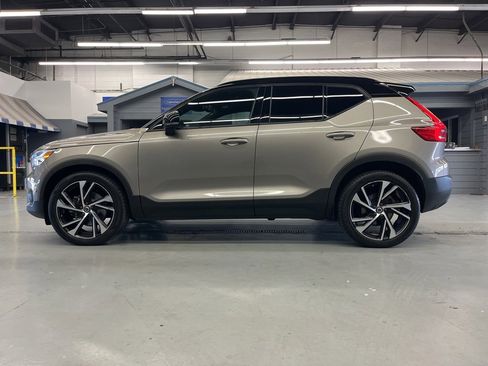 Used 2022 Volvo XC40 T5 R-Design w/ Advanced Package image 4