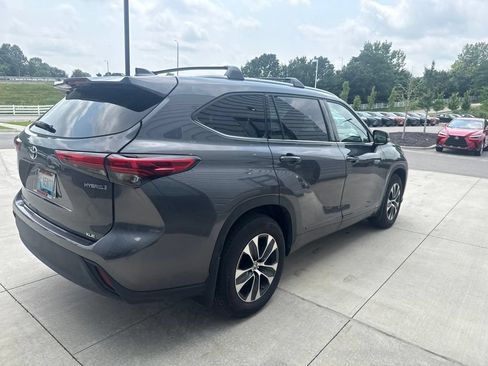 Used 2022 Toyota Highlander XLE AWD/4WD image 5
