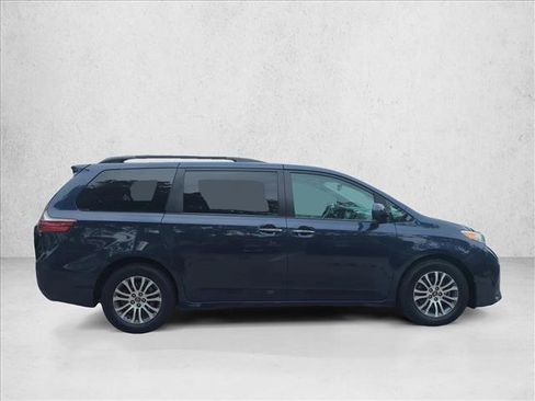 Certified 2019 Toyota Sienna XLE FWD image 4