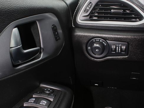 Used 2023 Chrysler Pacifica Touring-L w/ S Appearance Package image 15