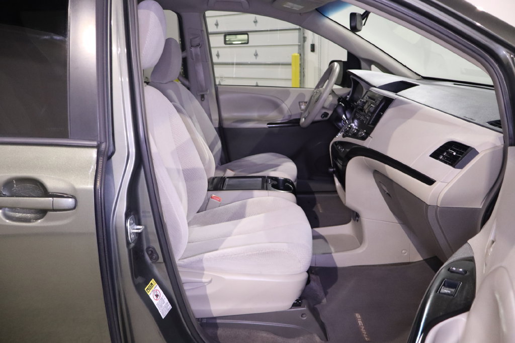 Used 2012 Toyota Sienna LE FWD image 29