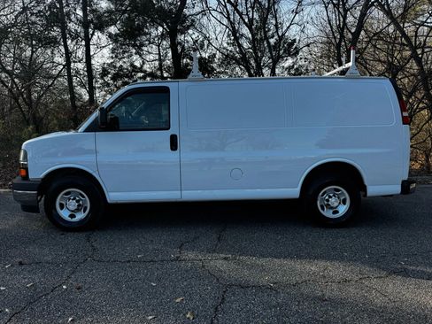 Used 2018 Chevrolet Express 2500 w/ Driver Convenience Package image 3