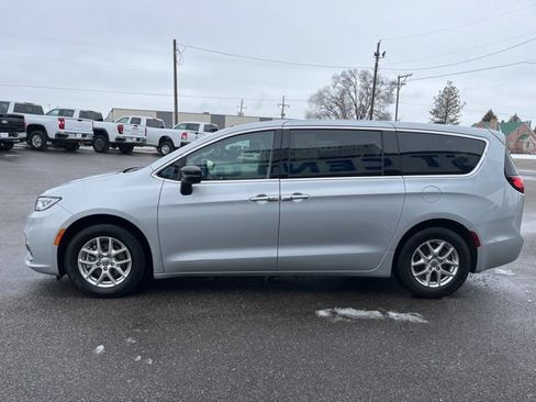 Used 2024 Chrysler Pacifica Touring-L FWD image 9