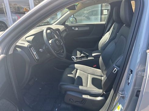 Certified 2025 Volvo XC40 B5 Plus AWD/4WD image 17