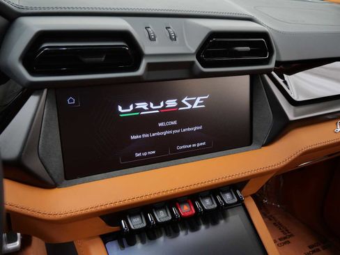 Used 2025 Lamborghini Urus SE AWD/4WD image 25