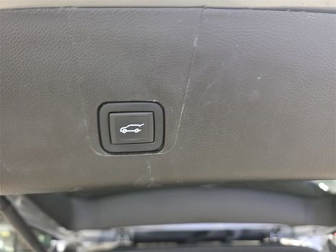 Used 2023 Chevrolet Traverse LT w/ Rear Camera Mirror Package image 14