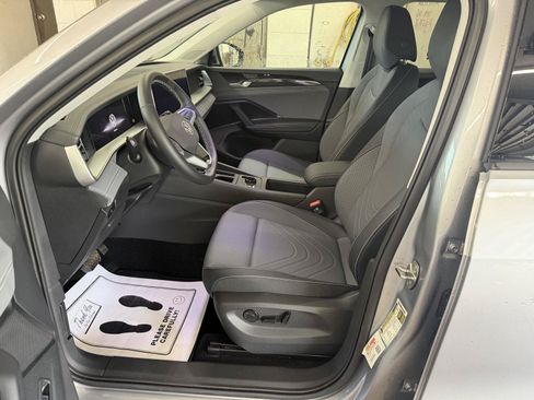 Used 2025 Volkswagen Tiguan SE FWD image 12