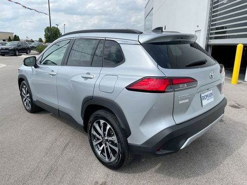 Used 2025 Toyota Corolla Cross XLE image 3