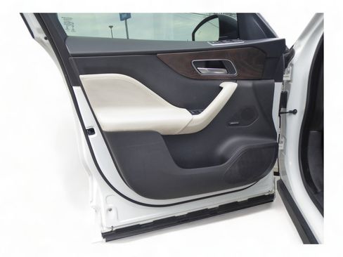 Used 2017 Jaguar F-PACE R-Sport image 24