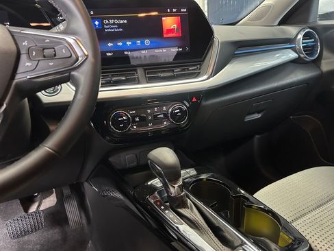 Used 2025 Chevrolet Trax LT w/ LT Convenience Package image 20