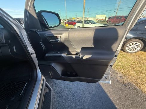 Used 2019 Toyota Tacoma TRD Sport image 21