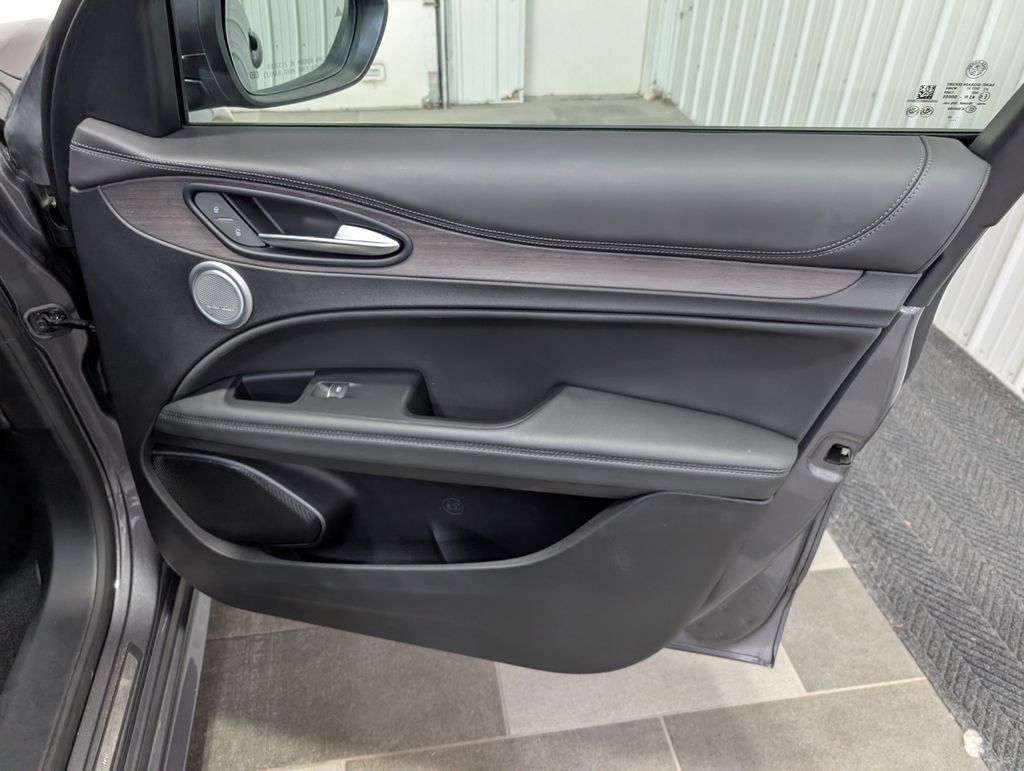 Used 2023 Alfa Romeo Stelvio Ti AWD/4WD image 28