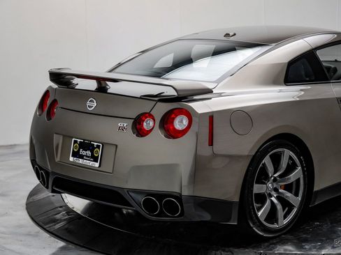 Used 2009 Nissan GT-R Premium image 18