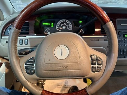 Used 2003 Lincoln Town Car Signature image 16