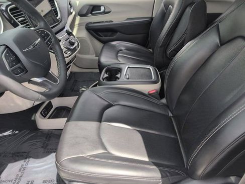 Used 2023 Chrysler Pacifica Touring-L image 24