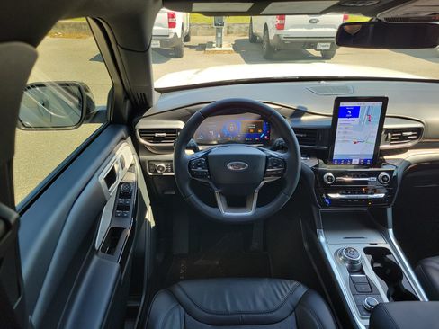 Used 2024 Ford Explorer Platinum w/ Technology Package AWD/4WD image 7
