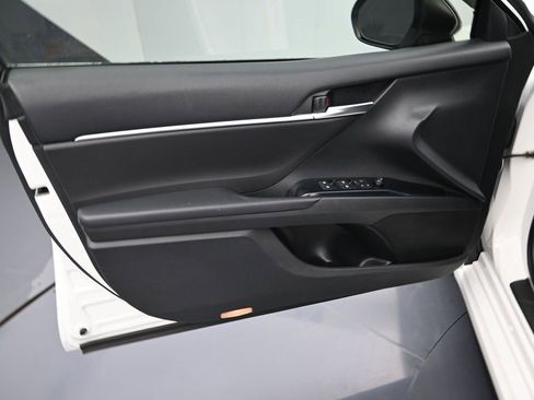 Used 2018 Toyota Camry SE w/ Moonroof Package image 10