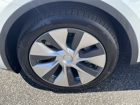 Used 2020 Tesla Model Y Long Range image 11