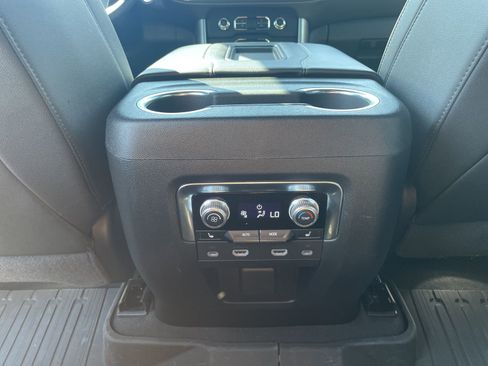 Used 2024 GMC Yukon SLT w/ SLT Luxury Package image 27