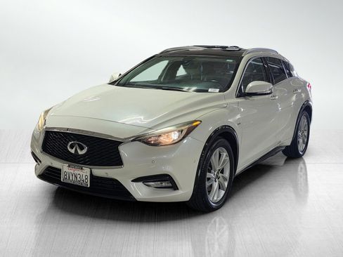 Used 2017 INFINITI QX30 Premium w/ Navigation Package FWD image 3