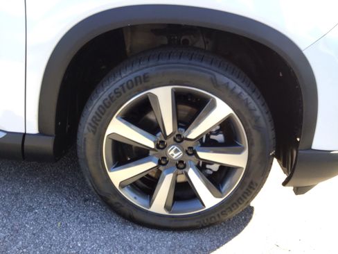 Used 2024 Honda Pilot Touring image 13