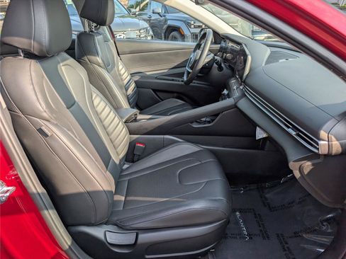 Used 2025 Hyundai Elantra Limited FWD image 11