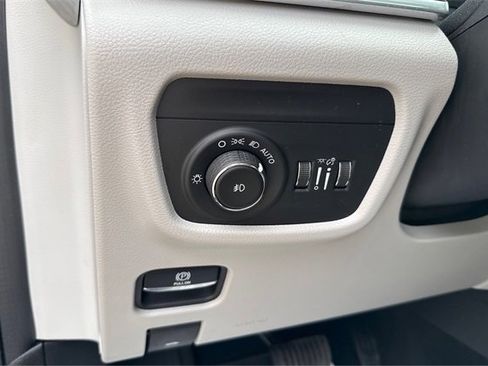 Used 2022 Jeep Grand Cherokee Overland w/ Adv Protech Group III image 17