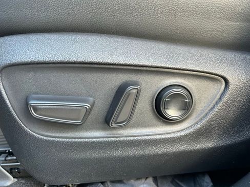 Used 2023 Toyota Highlander Limited FWD image 18