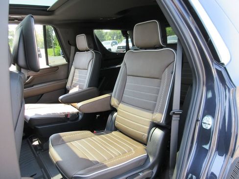 Certified 2025 GMC Yukon Denali Ultimate w/ LPO, Floor Liner Package AWD/4WD image 26