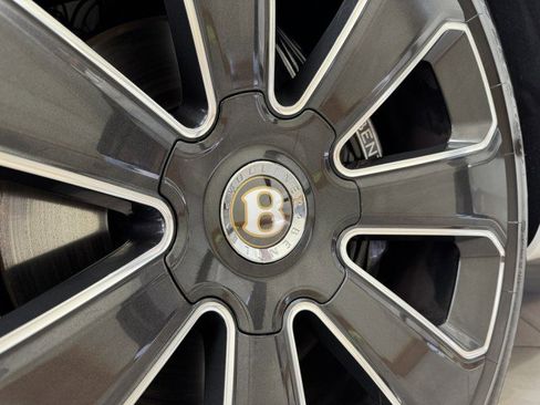 Used 2020 Bentley Bentayga V8 image 32