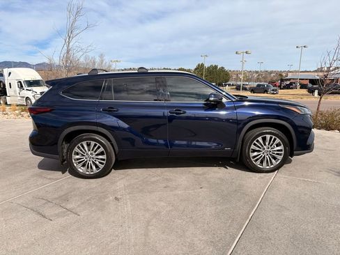 Used 2024 Toyota Highlander Platinum image 10