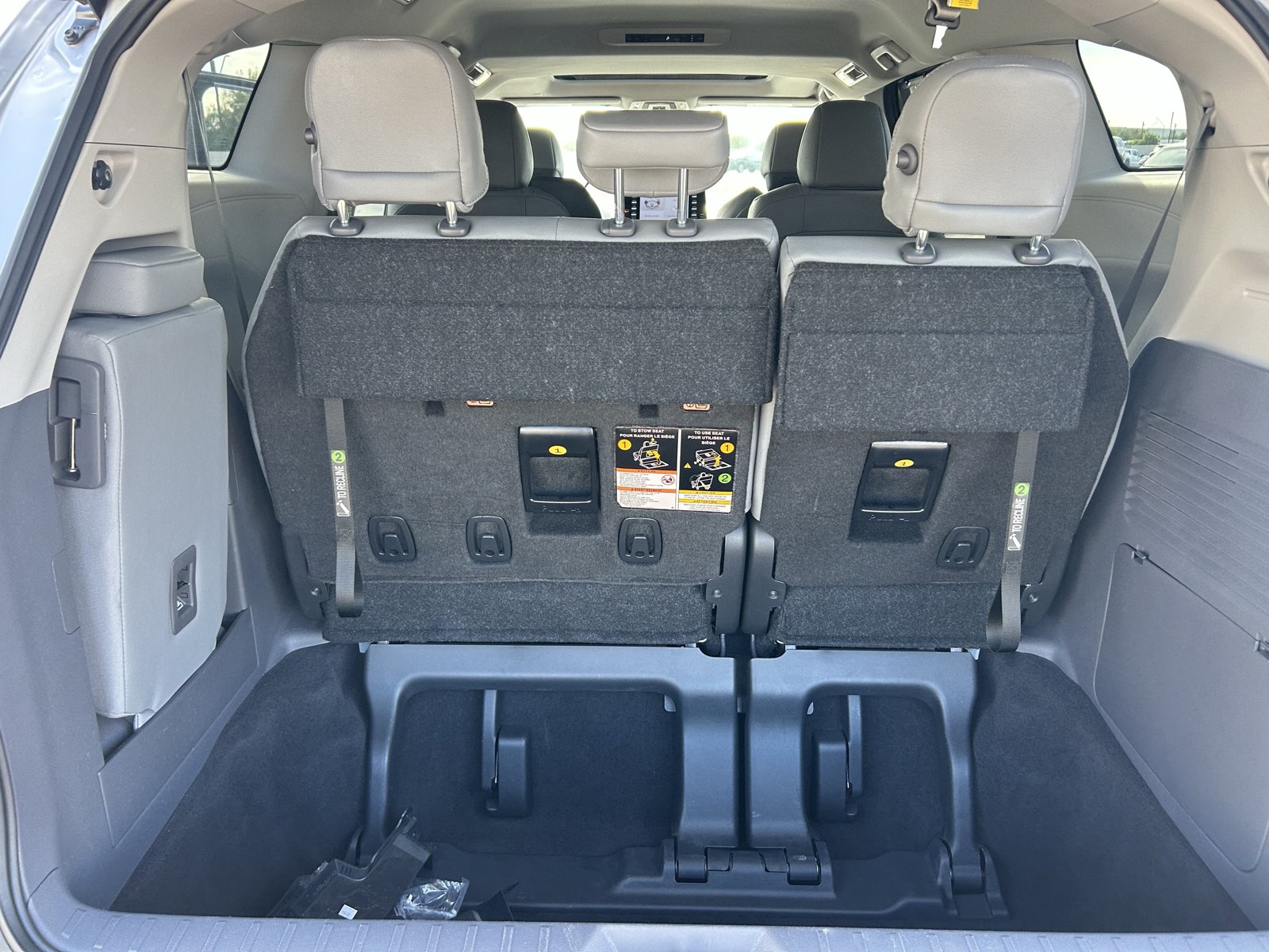 Used 2024 Toyota Sienna XLE FWD image 11