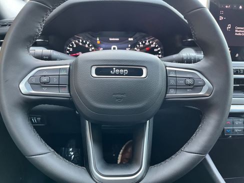 Used 2025 Jeep Compass Limited image 29