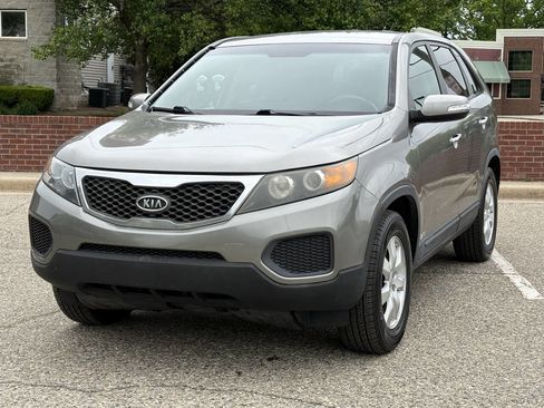 Used 2012 Kia Sorento LX w/ Third Row Pkg image 3
