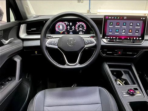 Used 2025 Volkswagen Tiguan SE w/ Panoramic Sunroof Package image 7