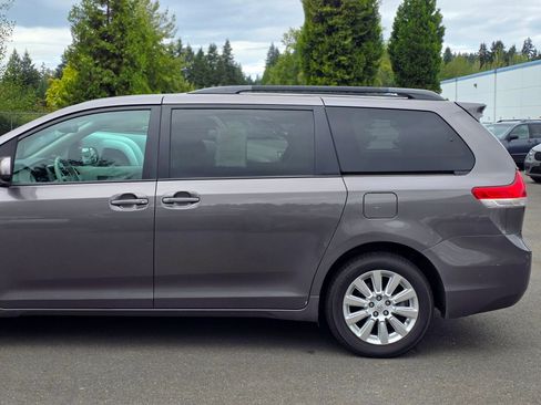 Used 2014 Toyota Sienna LE AWD/4WD image 6
