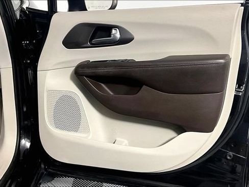 Used 2017 Chrysler Pacifica Touring Plus FWD image 22