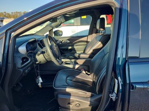 Used 2023 Chrysler Pacifica Limited w/ Uconnect Theater Family Group FWD image 14