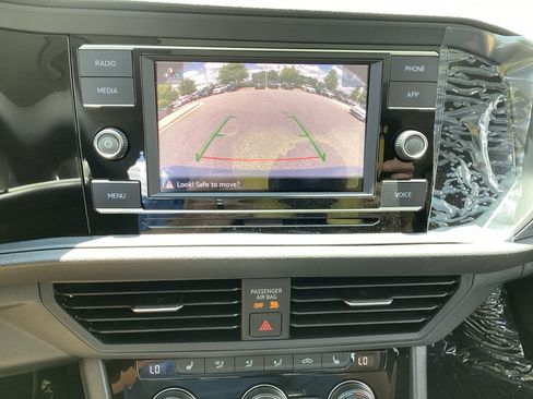 Used 2024 Volkswagen Jetta SE w/ Panoramic Sunroof Package FWD image 19